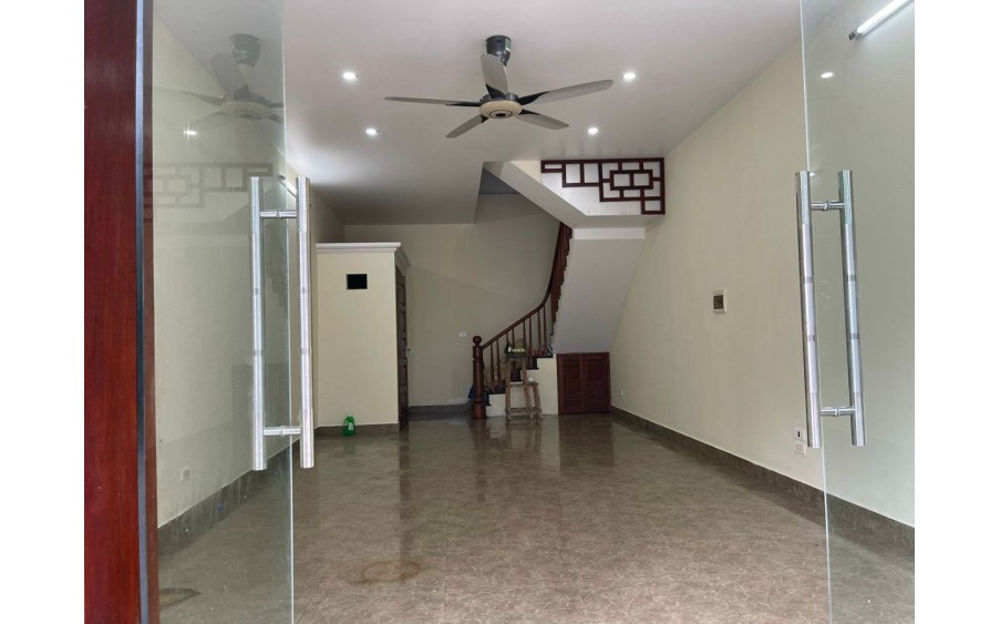 Cổ Linh Nhà đẹp ở ngay 46m2, 5 tầng, mặt tiền 5m,14 tỷ Long Biên. Vài bước ra phố, ô tô vào nhà.